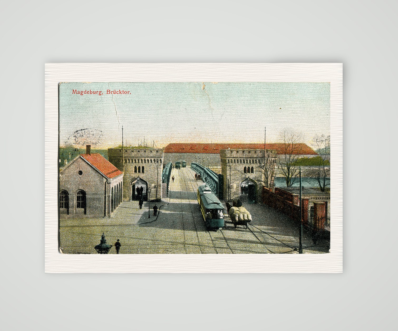 Magdeburg, das Brücktor mit Straßenbahn – Ansichtskarte, Kunstdruck auf Leinenpapier