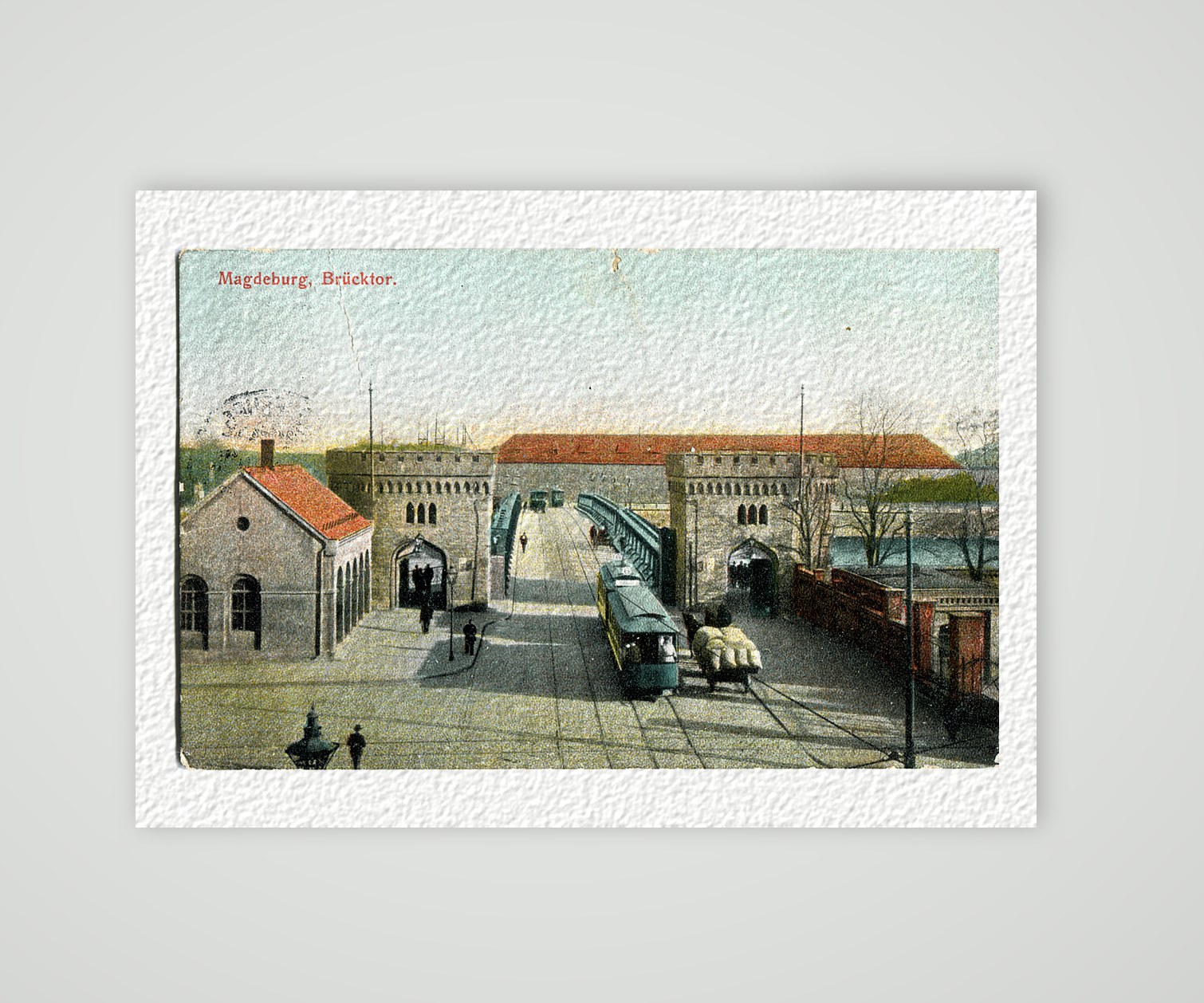 Magdeburg, das Brücktor mit Straßenbahn – Ansichtskarte, Kunstdruck auf Hahnemühle-Büttenpapier