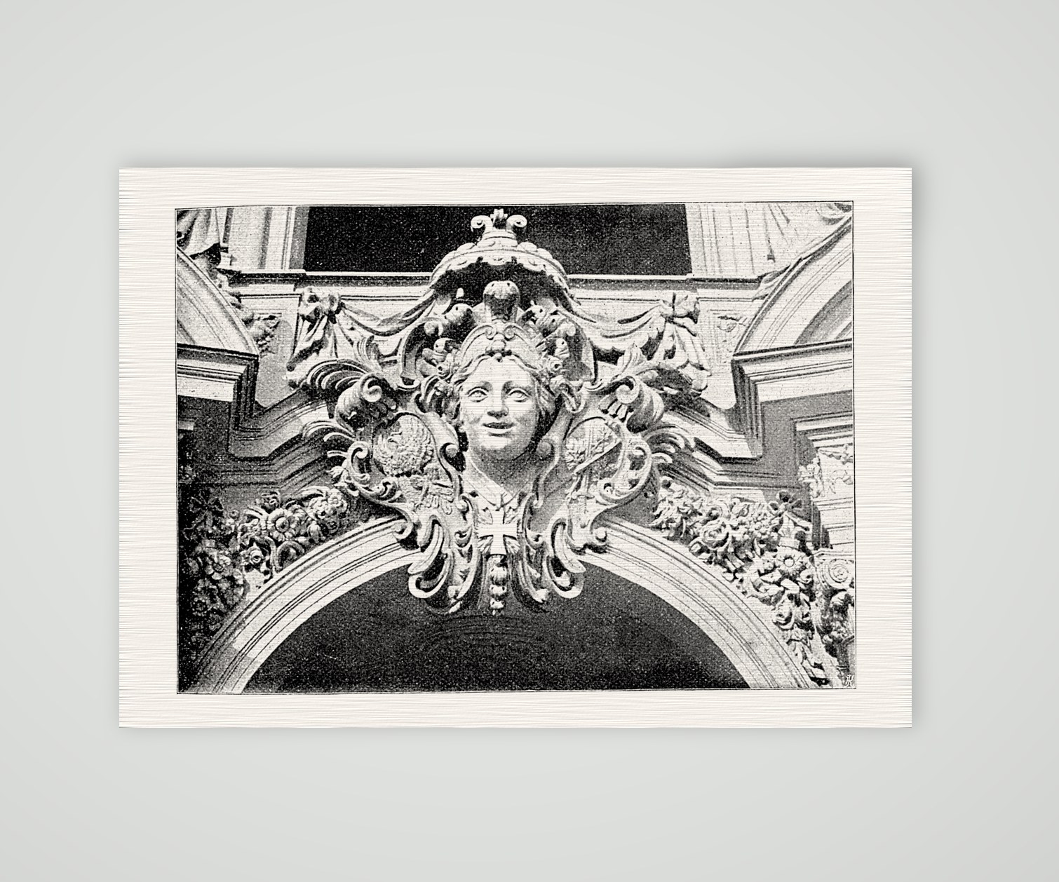 Dresden, Zwinger – Schlussstein mit Frauenkopf – Buchreproduktion nach Fotografie, Kunstdruck auf Leinenpapier
