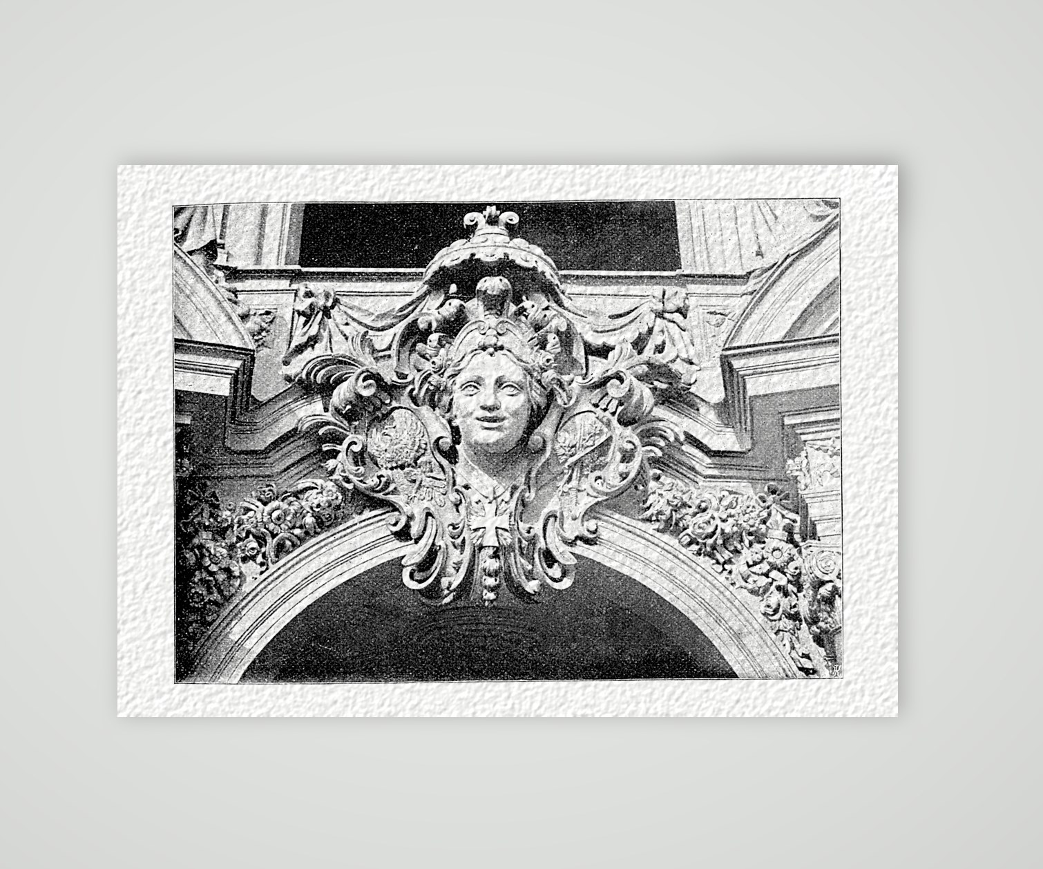 Dresden, Zwinger – Schlussstein mit Frauenkopf – Buchreproduktion nach Fotografie, Kunstdruck auf Hahnemühle-Büttenpapier