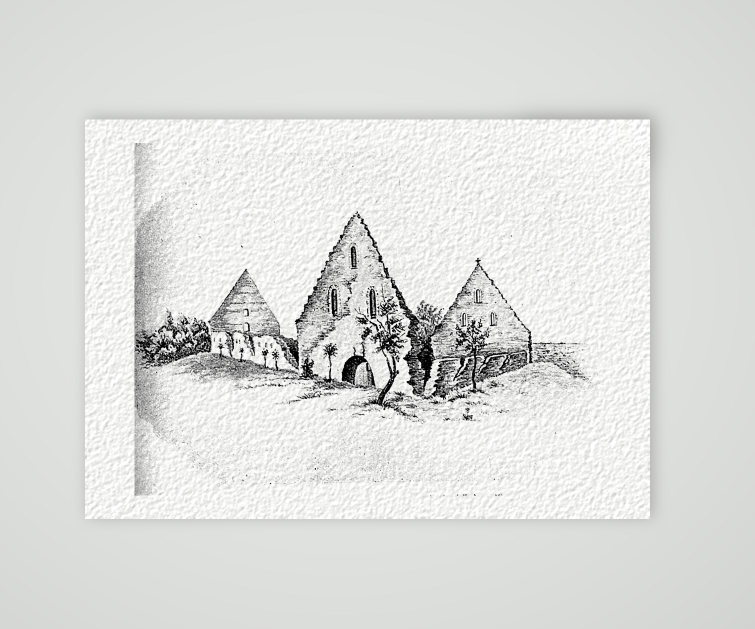 Drei Ruinengiebel alter Klosterstallgebäude – Buchreproduktion, Kunstdruck auf Hahnemühle-Büttenpapier