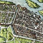 Kolorierter Kupferstich von Magdeburg aus dem 16. Jahrhundert, ein Lupenausschnitt zeigt die feinen Stichlinien der Bebauung vergrößert